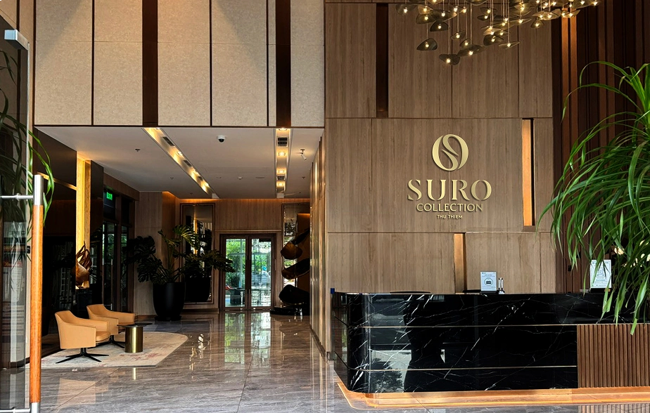 Sảnh căn hộ có biển hiệu Suro Collection